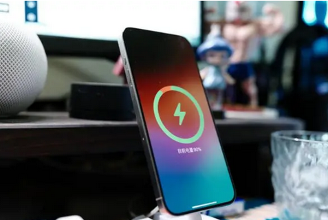 香河苹果15换屏服务分享用什么充电器给iPhone15充电更好 